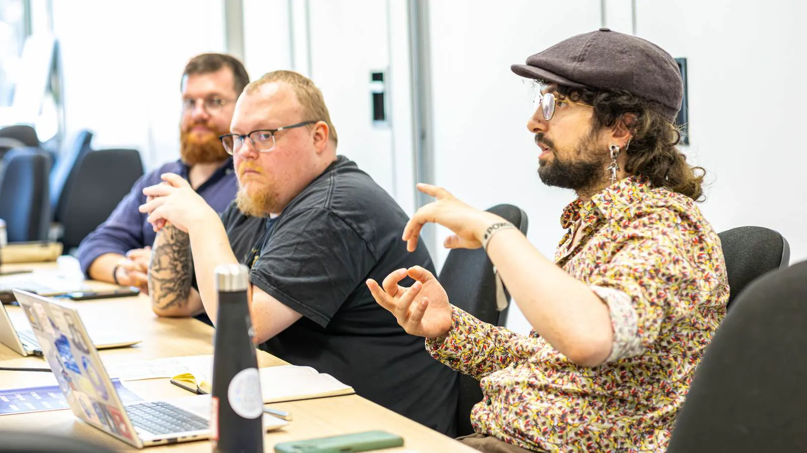 Échanges techniques au sein d’une équipe étudiante pendant le hackathon