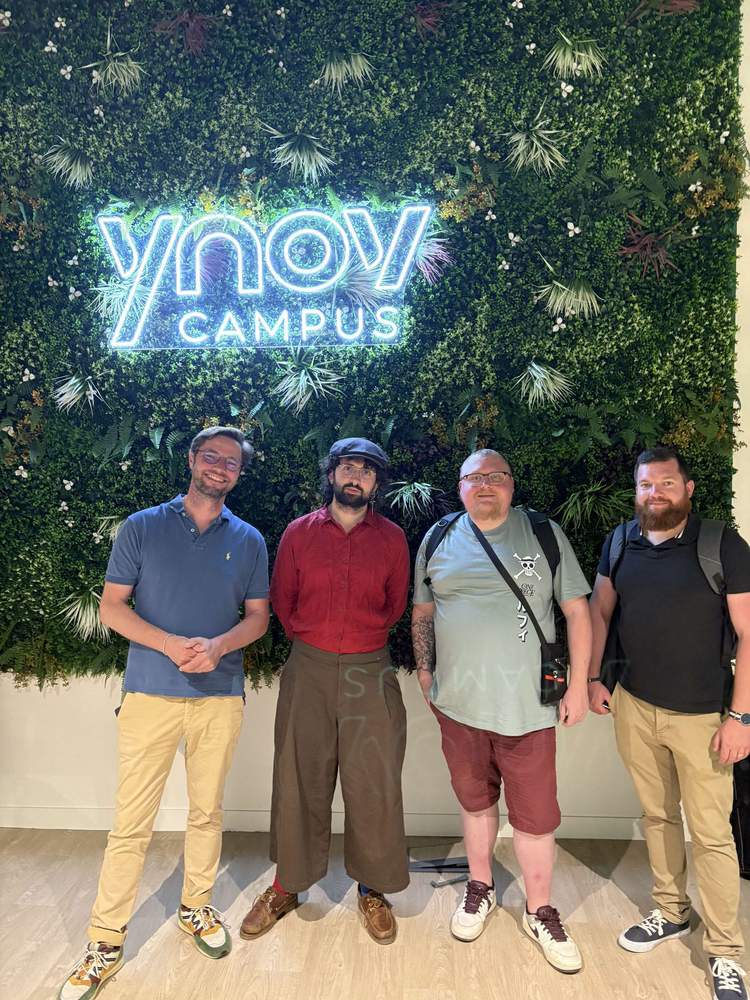 Photo de groupe devant le mur végétal de Lille Ynov Campus