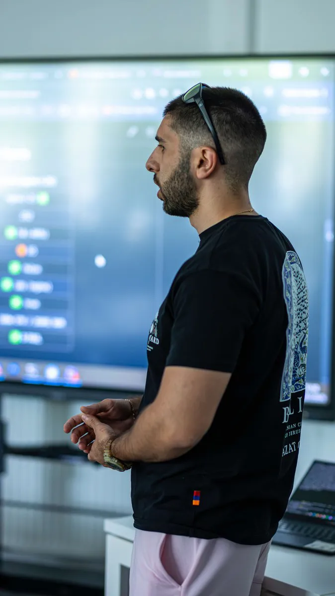 Étudiant présentant son projet devant l’écran lors du hackathon